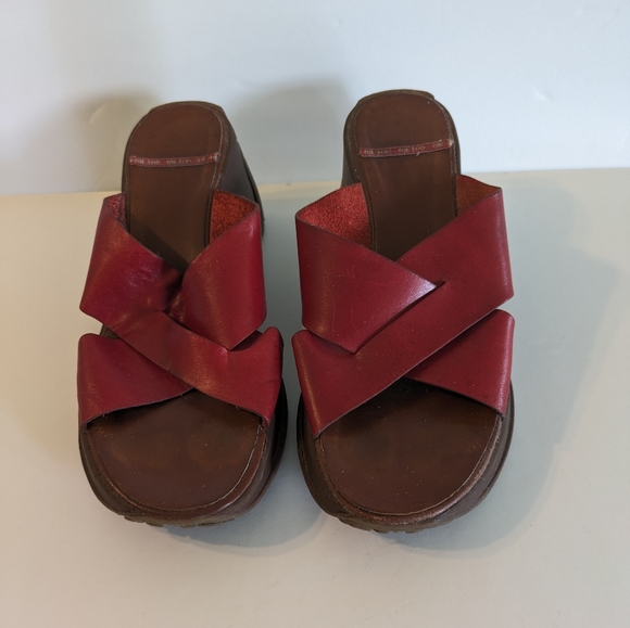 Retro "Me Too" Sandals - Picture 2 of 4